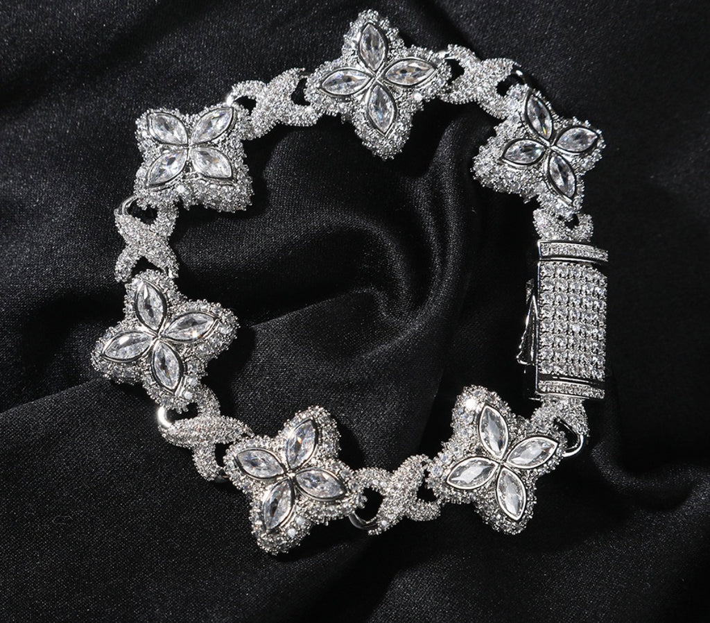 Four leaf clover bracelet