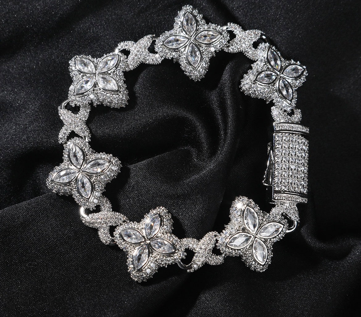 Four leaf clover bracelet